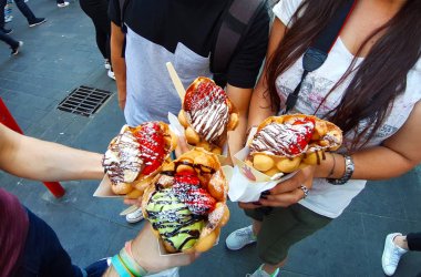 Turistler, Londra,Soho Chinatown, seyahat ve güzel bir dondurma waffle balonu yemek