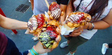 Turistler, Londra,Soho Chinatown, seyahat ve güzel bir dondurma waffle balonu yemek