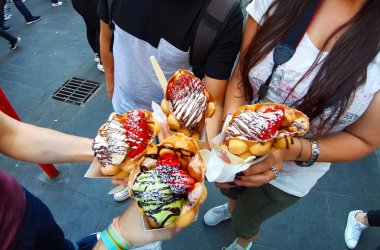 Turistler, Londra,Soho Chinatown, seyahat ve güzel bir dondurma waffle balonu yemek
