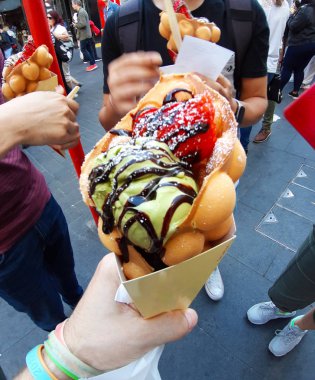 Turistler, Londra,Soho Chinatown, seyahat ve güzel bir dondurma waffle balonu yemek