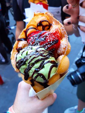 Turistler, Londra,Soho Chinatown, seyahat ve güzel bir dondurma waffle balonu yemek