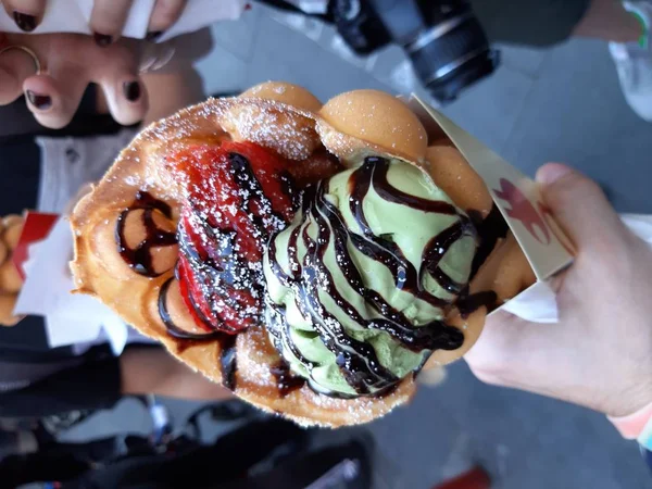 Turis, di ChinaTown di London, Soho, melakukan perjalanan dan makan gelembung wafel es krim yang bagus — Stok Foto