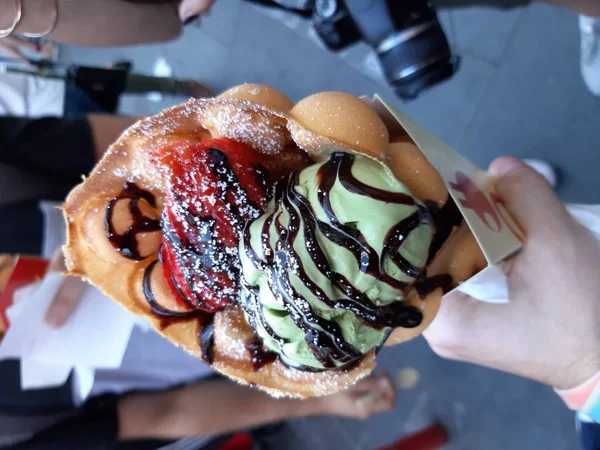 Tourists, at the ChinaTown in London, Soho, travel and eat a nice ice cream waffle bubble — Stock Photo, Image