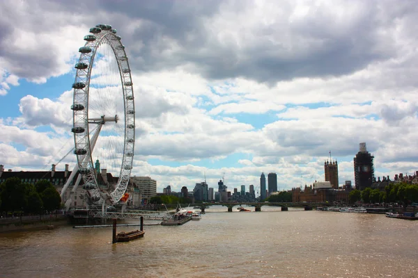 De London Eye op de rivier onder een grijze en bewolkte lente hemel — Stockfoto