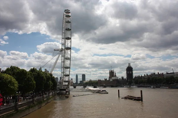 Лондонский глаз на реку под ясным и пасмурным весенним небом — стоковое фото