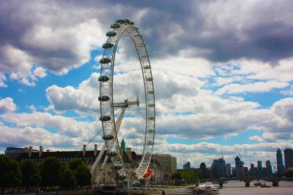 L'occhio di Londra sul fiume sotto un cielo grigio e nuvoloso primaverile — Foto Stock