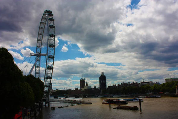 The london eye on the river under a gray and cloudy spring sky — Stock Photo, Image