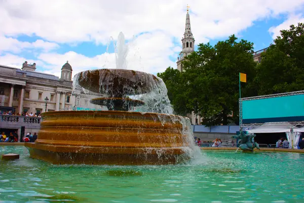 Fuente de agua central en Trafalgar Square en Londres — Foto de Stock