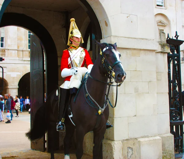 Молодая королевская гвардия верхом на лошади в Лондоне — стоковое фото