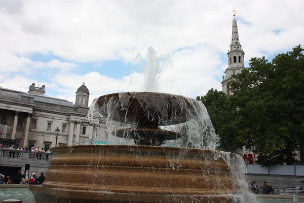 Fuente de agua central en Trafalgar Square en Londres — Foto de Stock