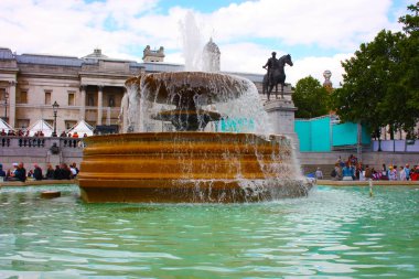 Londra'da Trafalgar Meydanı'nda merkezi su çeşmesi