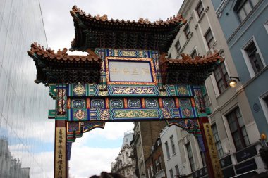 Tipik pitoresk mahallede, Londra'da Chinatown giriş renkli kemer
