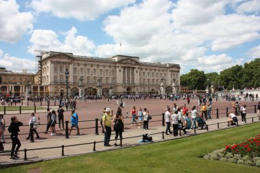 Buckingham Sarayı ve büyük yeşil bahçeleri, yaz turizmi