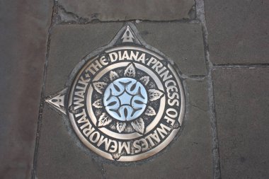 bir kaldırımın kaldırım üzerinde Prenses Diana anısına