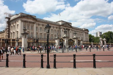 Buckingham Sarayı ve büyük yeşil bahçeleri, yaz turizmi