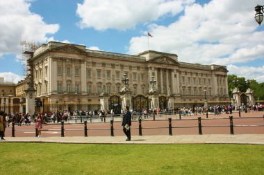 Buckingham Sarayı ve büyük yeşil bahçeleri, yaz turizmi