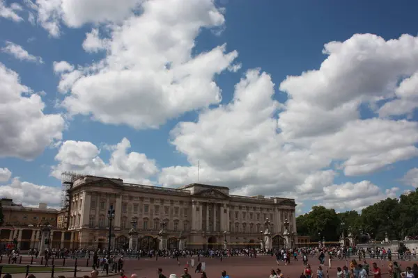 Buckingham Palace en zijn grote groene tuinen, zomer toerisme — Stockfoto