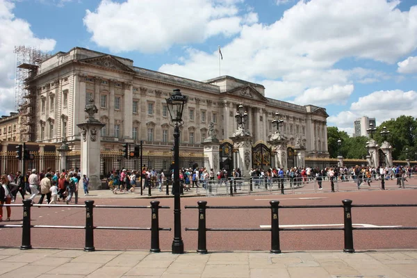 Buckinghamský palác a jeho velké zelené zahrady, letní Turistika — Stock fotografie