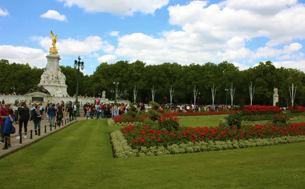 Букингемский дворец и его большие зеленые сады, летний туризм — стоковое фото