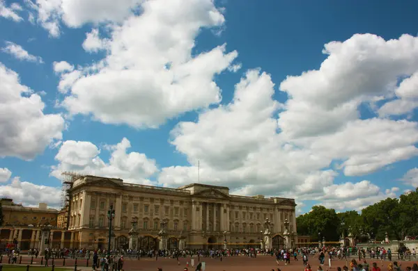 Palais de Buckingham et ses grands jardins verts, tourisme d'été — Photo