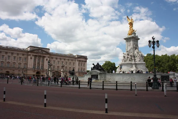 Palacio buckingham y sus grandes jardines verdes, turismo de verano — Foto de Stock