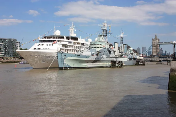 템스 강의 영국 바다를 통해 큰 보트 또는 선박 항해 — 스톡 사진