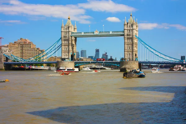 Slavný londýnský most, převzatá ze strany za letního dne. — Stock fotografie