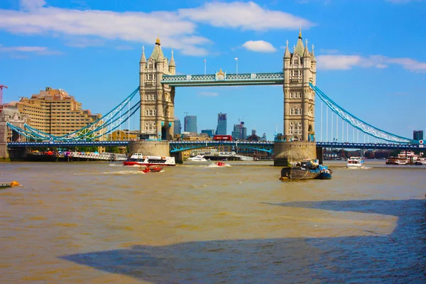 Slavný londýnský most, převzatá ze strany za letního dne. — Stock fotografie