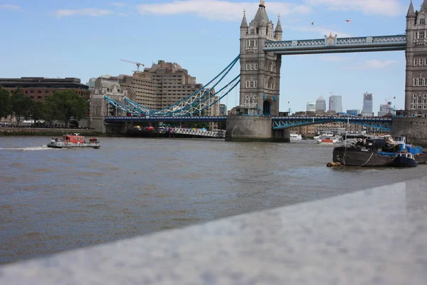 El famoso Puente de Londres en un día de verano de cielo azul. El agua tranquila del río Támesis — Foto de Stock