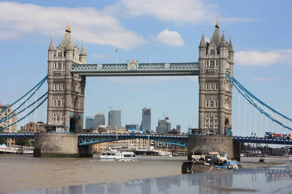 El famoso Puente de Londres en un día de verano de cielo azul. El agua tranquila del río Támesis — Foto de Stock