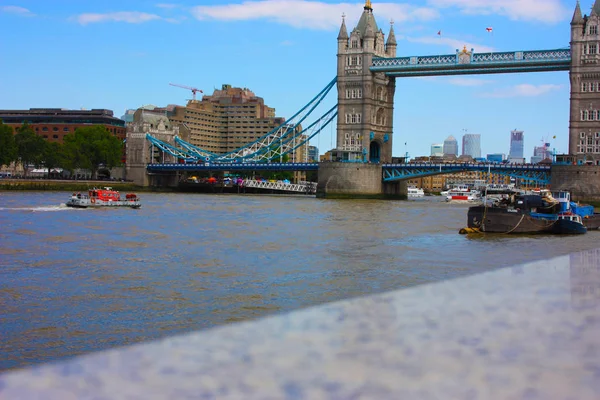 A famosa London Bridge em um dia de verão céu azul. A água tranquila do rio Tamisa — Fotografia de Stock