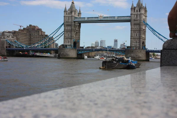 Slavný londýnský most na modrém nebeském letním dni. Klidná voda řeky Temži — Stock fotografie