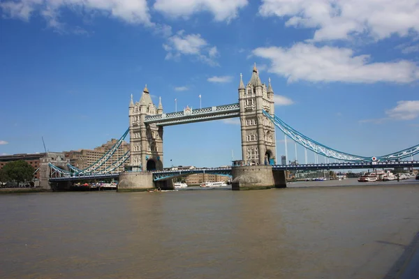 A famosa London Bridge em um dia de verão céu azul. A água tranquila do rio Tamisa — Fotografia de Stock