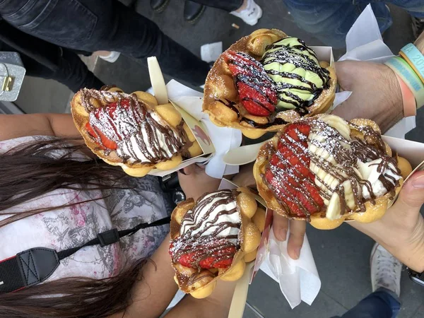 waffle kabarcık dondurma 4 koniler zevk bir daire içinde düzenlenmiş arkadaş şirket