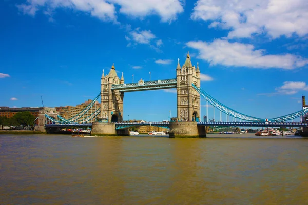 O antigo marco inglês, a Ponte de Londres, construída sobre as águas do rio Tâmisa — Fotografia de Stock