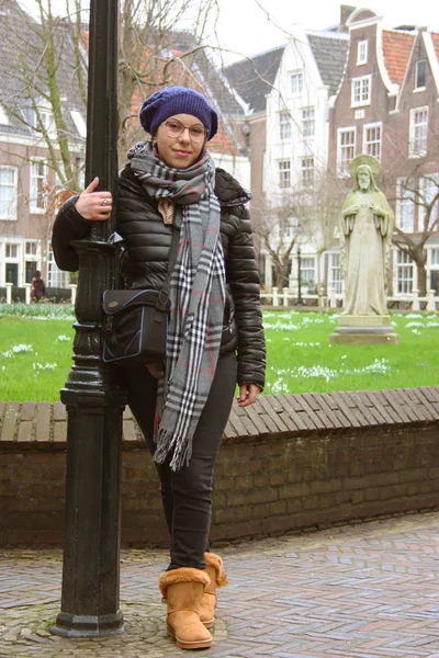 Bir kış gününde Amsterdam Beguines gizli bahçesinde saha gezisi Kafkas turist kız