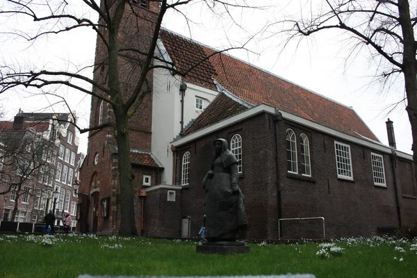 The quarter of the Beguines of Amstedam. Beguinage in the secret garden of the Beguines in Amsterdam on a winter day — Stock Photo, Image