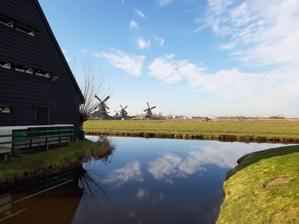 El suburbio holandés de Zaansche Schans. Los canales de agua, el clima sereno y los típicos molinos de viento . — Foto de Stock