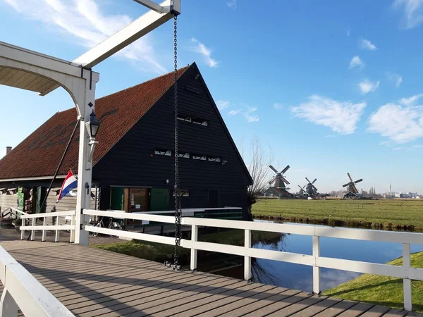 El suburbio holandés de Zaansche Schans. Los canales de agua, el clima sereno y los típicos molinos de viento . — Foto de Stock