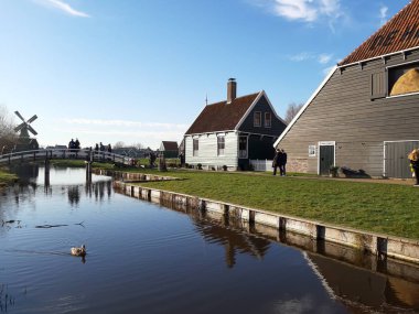 Hollanda 'nın Zaansche Schans banliyösü. Su kanalları, sakin iklim ve tipik yel değirmenleri..