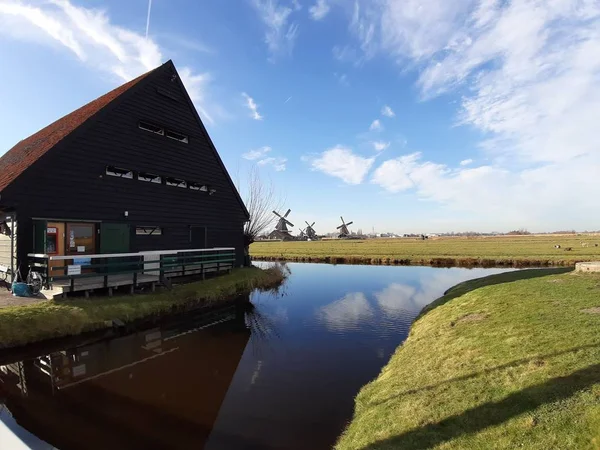 El suburbio holandés de Zaansche Schans. Los canales de agua, el clima sereno y los típicos molinos de viento . — Foto de Stock