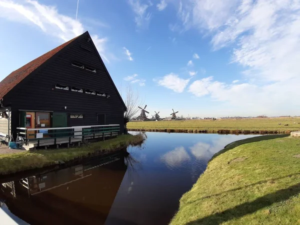 オランダのザンシュ・スカンス郊外。水路、穏やかな気候、典型的な風車. — ストック写真