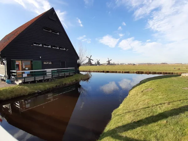 El suburbio holandés de Zaansche Schans. Los canales de agua, el clima sereno y los típicos molinos de viento . — Foto de Stock