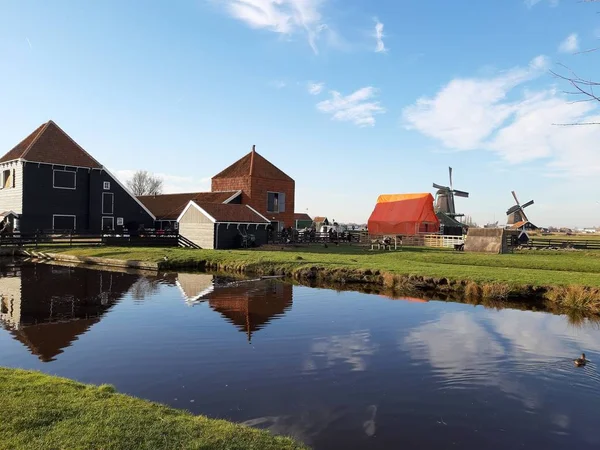 Den nederländska förorten Zaansche Schans. Vattenkanalerna, det fridfulla klimatet och de typiska väderkvarnarna. — Stockfoto