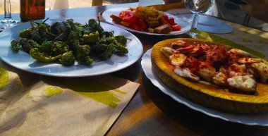 İspanyol mezeleri ile ahşap tepsiler ve öğle yemeği için çeşitli Balear yemekleri.