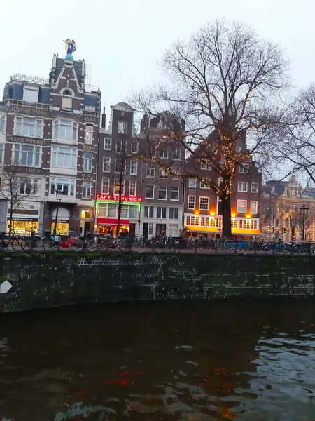 Typické Cihlové Turistické Budovy Obchody Podél Vody Kanálů Řeky Amsterdamu — Stock fotografie