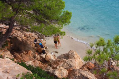 Deniz ve vahşi doğa ile ağaçlar ve İbiza 'daki kristal berrak su arasındaki Cala Saladeta' in yaz turistik beldesi.