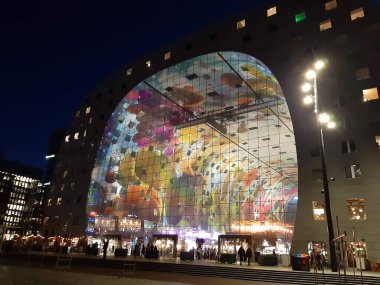 Hollanda 'daki modern metropolitan pazarında Rotterdam' ın merkez meydanının gece görüşü