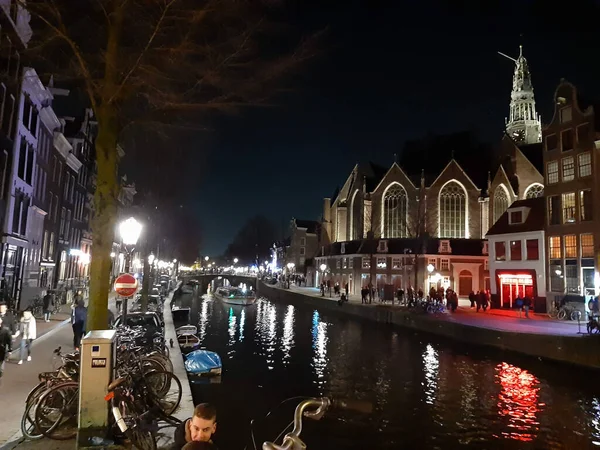 Nachtelijke Tocht Het Donker Tussen Grachten Drukke Straten Van Amsterdam — Stockfoto