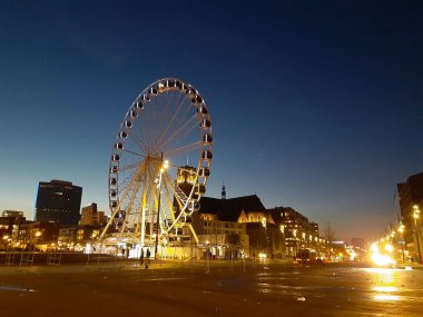 Hollanda 'daki Rotterdam' ın merkez meydanında dönme dolap.